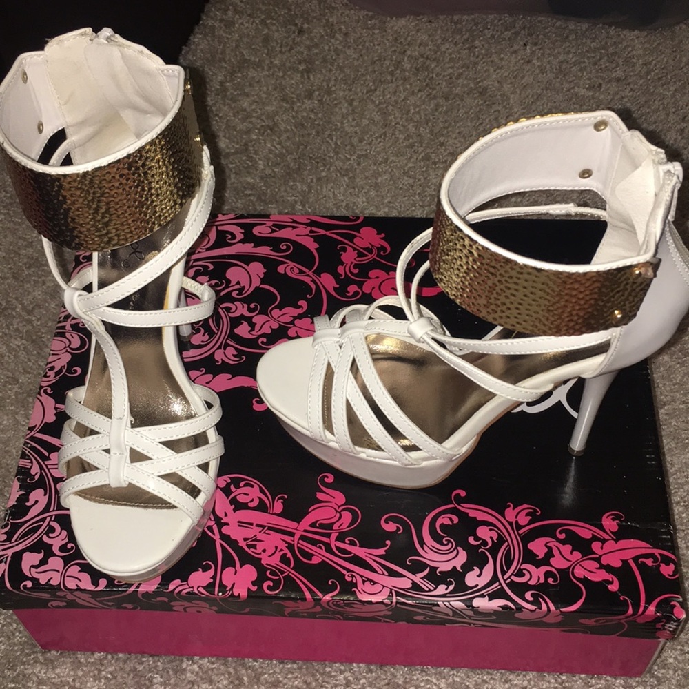 White Gold buckle Pumps